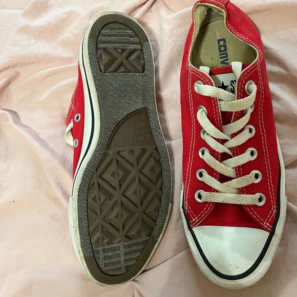 Red converse - Picture 2 of 3